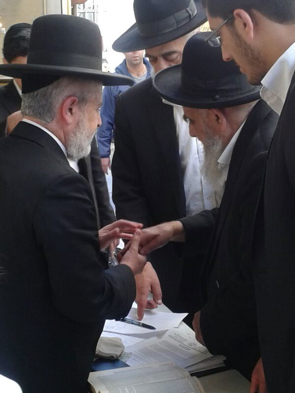 ערב פסח: הרב משה צדקה מוכר את החמץ