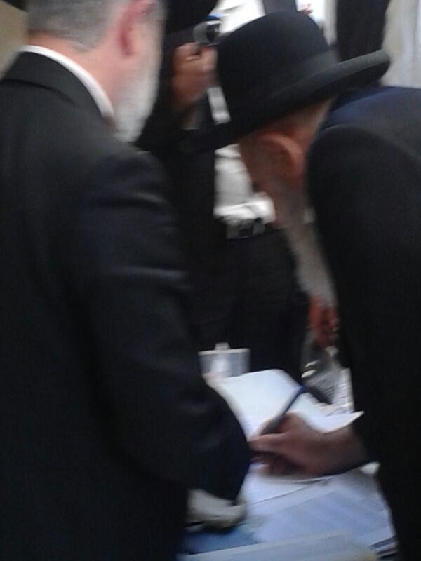 ערב פסח: הרב משה צדקה מוכר את החמץ