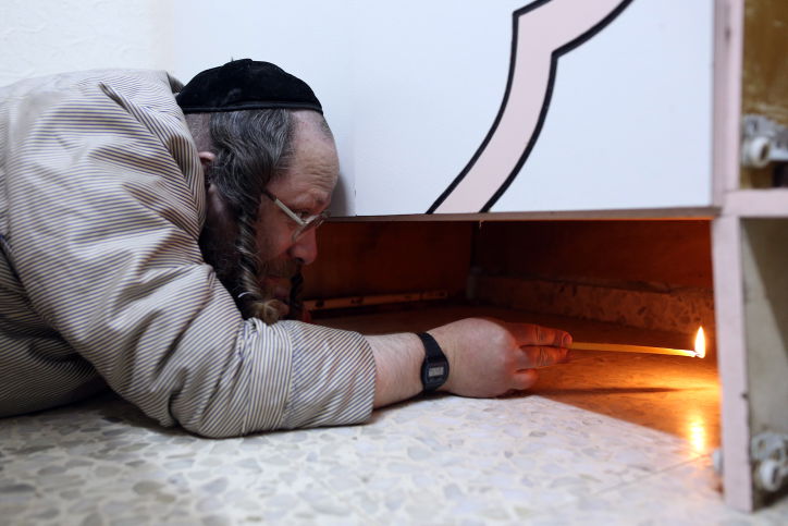 הידור מצווה: בדיקת חמץ בחורים ובסדקים • תמונות