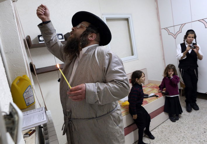 הידור מצווה: בדיקת חמץ בחורים ובסדקים • תמונות