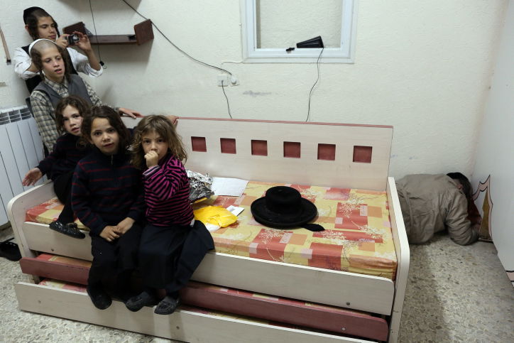 הידור מצווה: בדיקת חמץ בחורים ובסדקים • תמונות