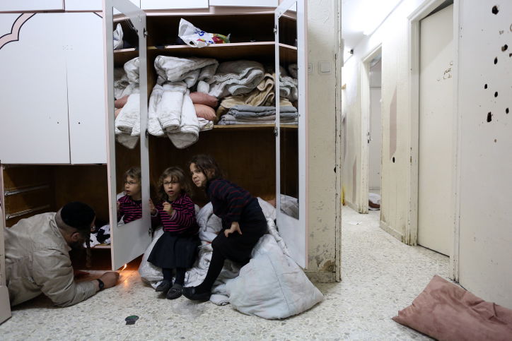 הידור מצווה: בדיקת חמץ בחורים ובסדקים • תמונות