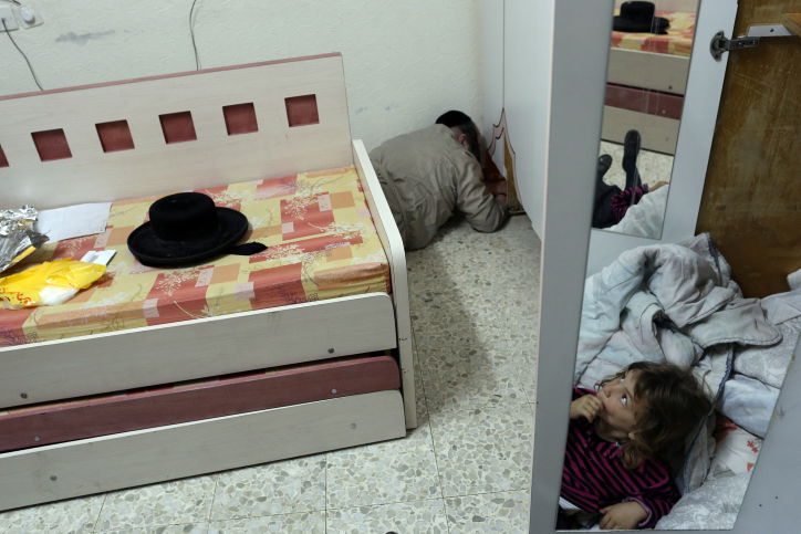 הידור מצווה: בדיקת חמץ בחורים ובסדקים • תמונות