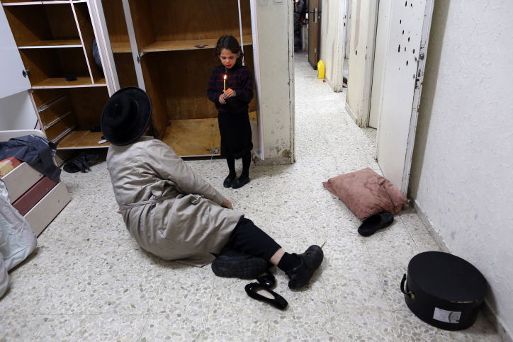 הידור מצווה: בדיקת חמץ בחורים ובסדקים • תמונות