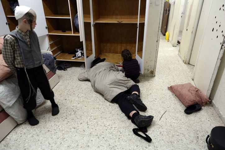 הידור מצווה: בדיקת חמץ בחורים ובסדקים • תמונות