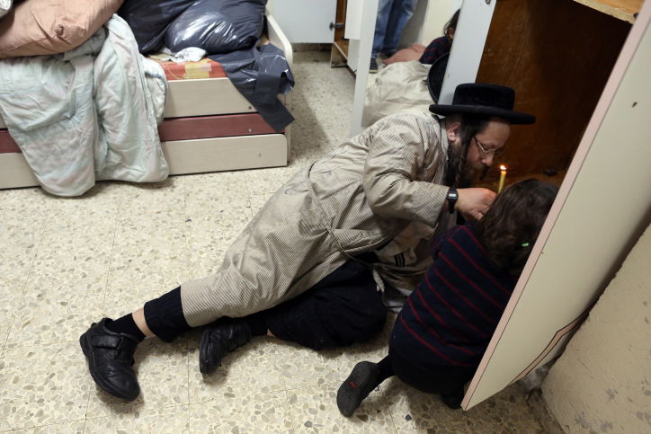 הידור מצווה: בדיקת חמץ בחורים ובסדקים • תמונות