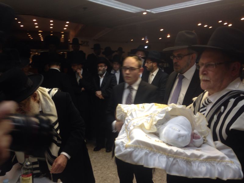 צפו בתיעוד: ברית לנכד של ח"כ יעקב אשר