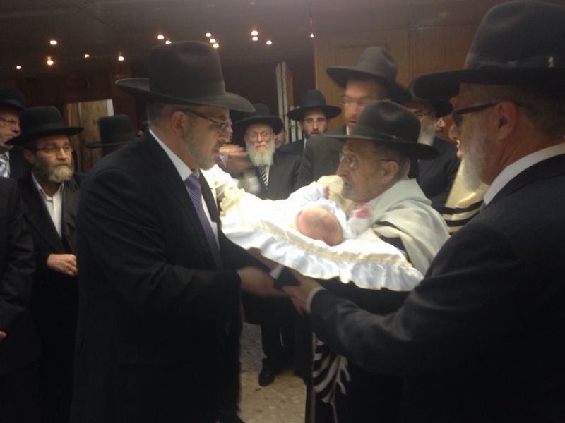 צפו בתיעוד: ברית לנכד של ח"כ יעקב אשר