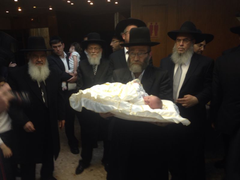 צפו בתיעוד: ברית לנכד של ח"כ יעקב אשר