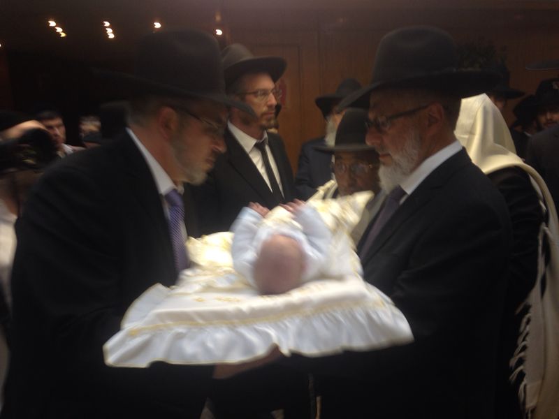 צפו בתיעוד: ברית לנכד של ח"כ יעקב אשר