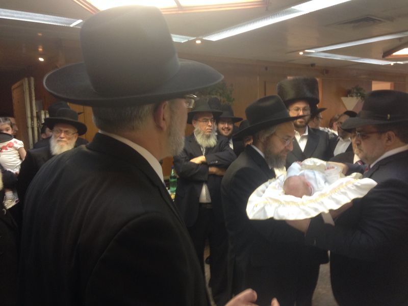 צפו בתיעוד: ברית לנכד של ח"כ יעקב אשר