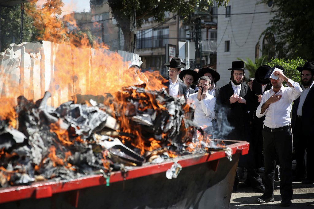 צפו: שריפת חמץ עם שאל ורעלה