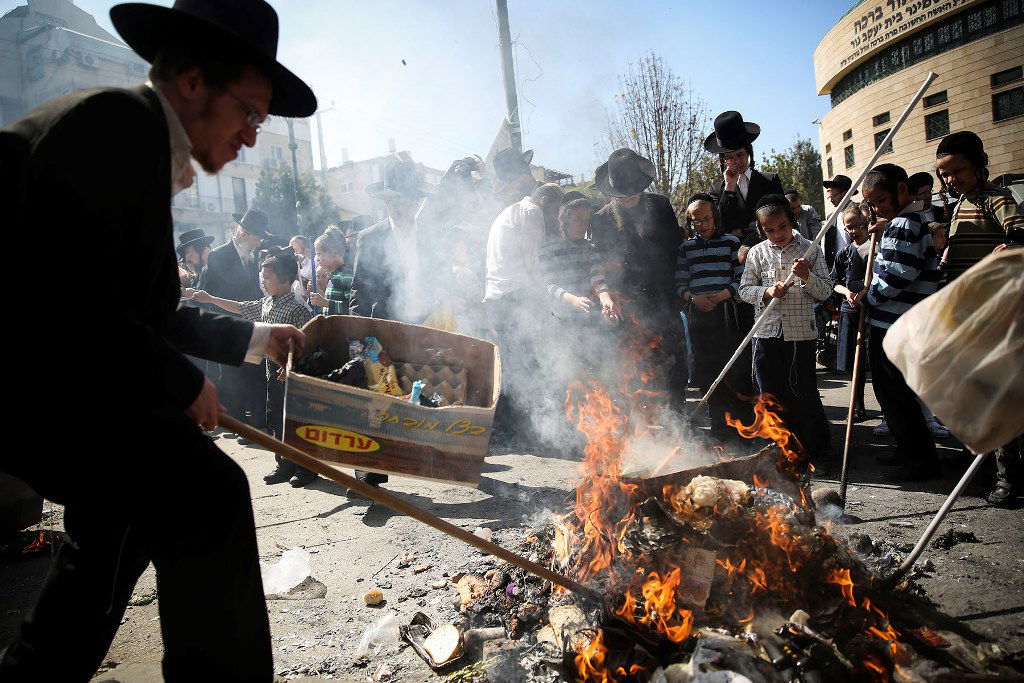 צפו: שריפת חמץ עם שאל ורעלה