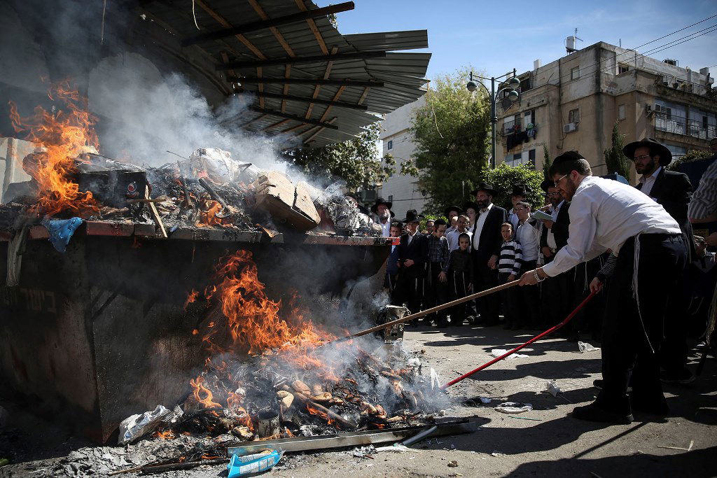 צפו: שריפת חמץ עם שאל ורעלה