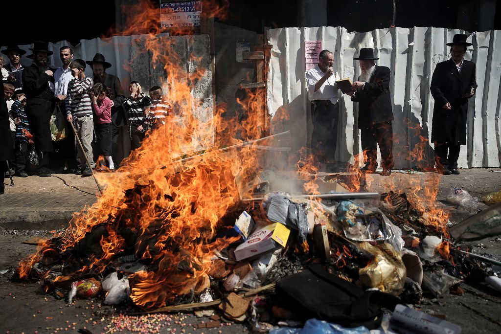 צפו: שריפת חמץ עם שאל ורעלה