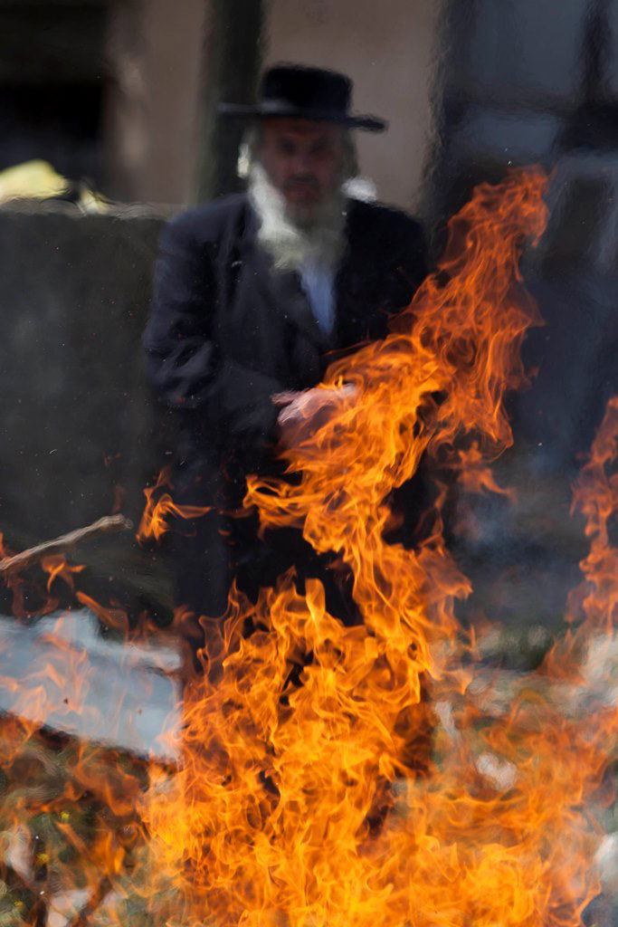 צפו: שריפת חמץ עם שאל ורעלה