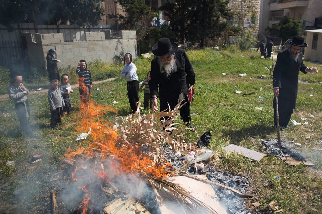 צפו: שריפת חמץ עם שאל ורעלה