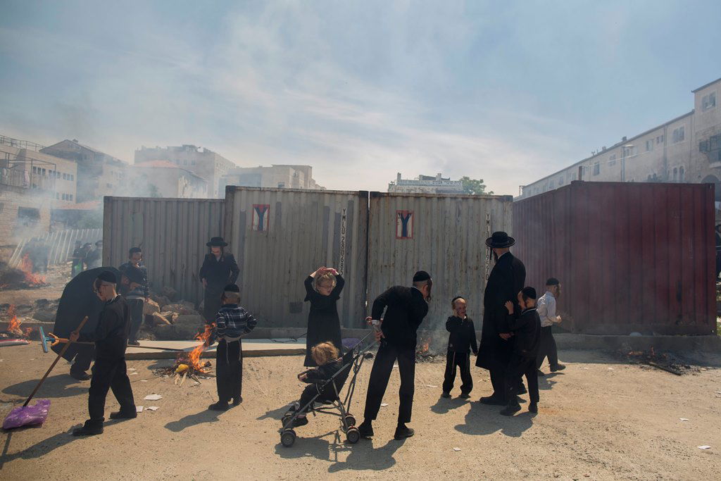 צפו: שריפת חמץ עם שאל ורעלה