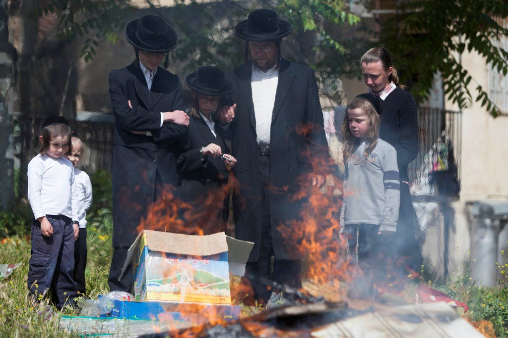 צפו: שריפת חמץ עם שאל ורעלה