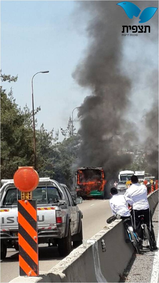אוטובוס עלה באש וכביש 1 נחסם לתנועה