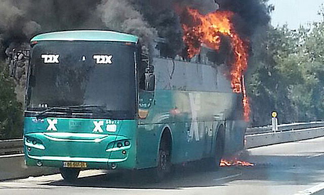 האוטובוס עולה בלהבות, הבוקר