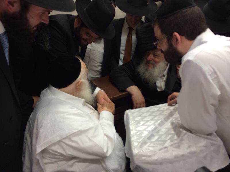 ביקורי החג של ראשי עיריית בני ברק: הגראי"ל הזהיר, הגר"ש בעדני סיפר • תיעוד בלעדי