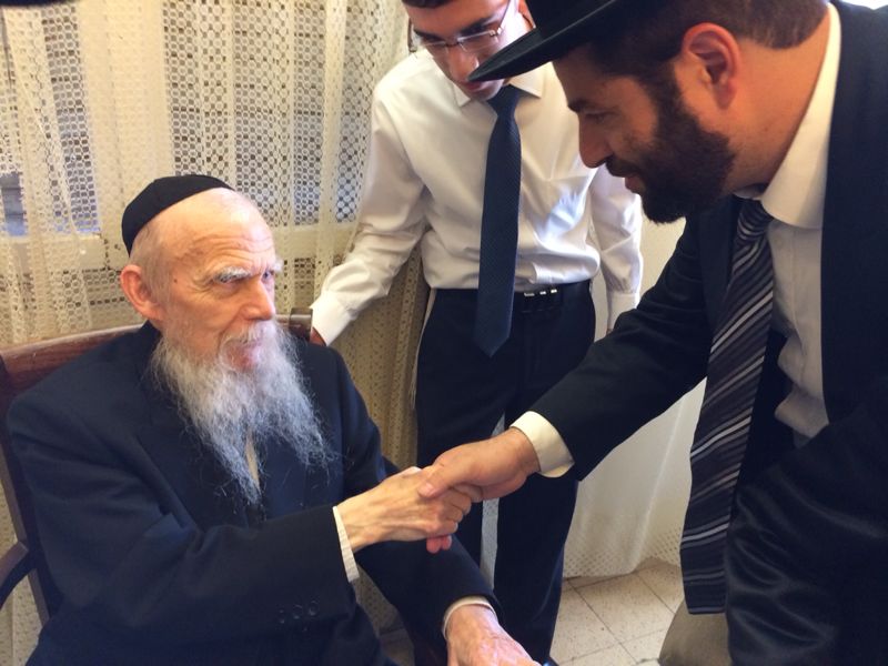 ביקורי החג של ראשי עיריית בני ברק: הגראי"ל הזהיר, הגר"ש בעדני סיפר • תיעוד בלעדי