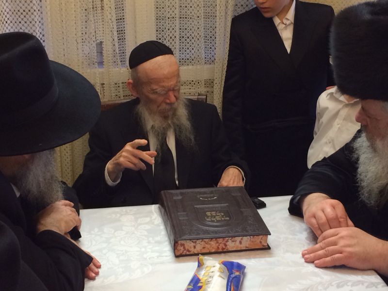 ביקורי החג של ראשי עיריית בני ברק: הגראי"ל הזהיר, הגר"ש בעדני סיפר • תיעוד בלעדי