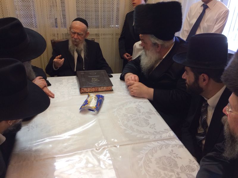 ביקורי החג של ראשי עיריית בני ברק: הגראי"ל הזהיר, הגר"ש בעדני סיפר • תיעוד בלעדי