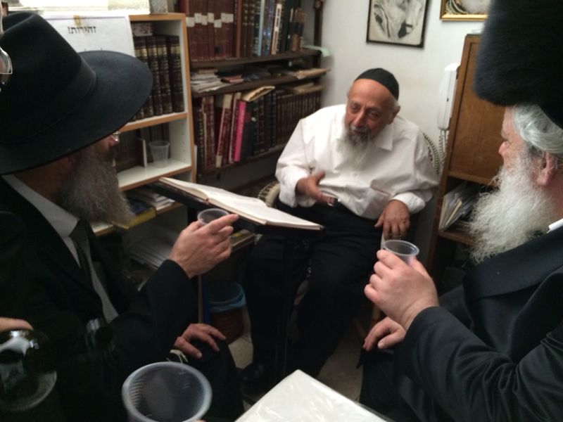 ביקורי החג של ראשי עיריית בני ברק: הגראי"ל הזהיר, הגר"ש בעדני סיפר • תיעוד בלעדי