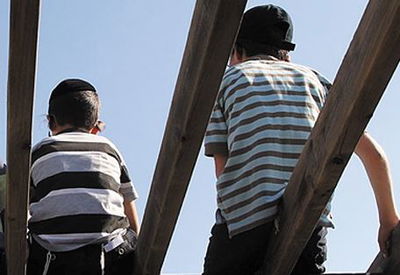 אלעד: בן 10 נפל מגג בית כנסת ונפצע קשה