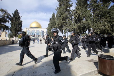 התפרעויות בהר הבית: שני שוטרים נפצעו , 24 עצורים