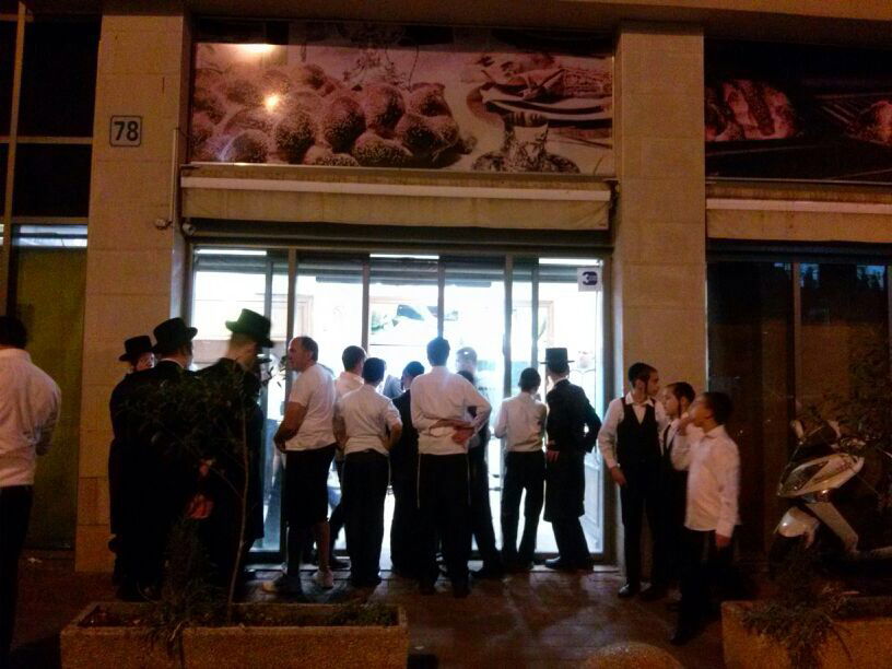 ראשונים לקנות חמץ, בני ברק לאחר צאת החג