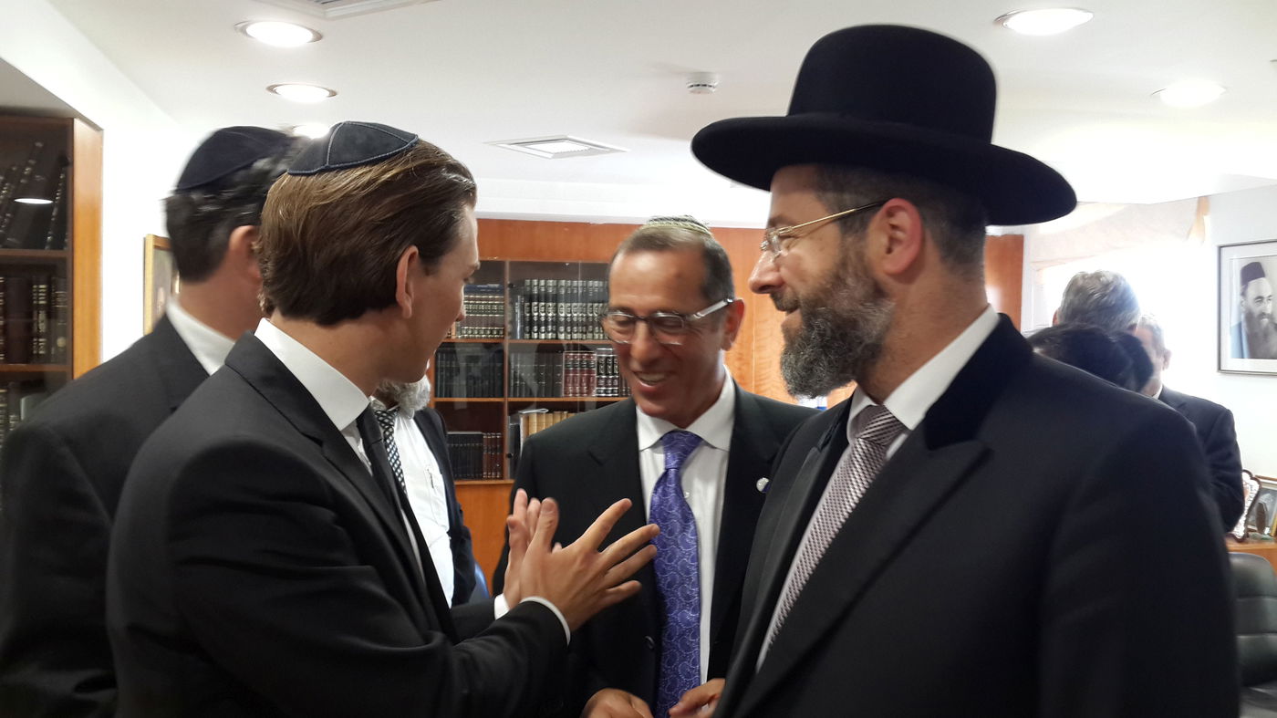 הרב דוד לאו נועד עם שר החוץ האוסטרי סבסטיאן קורץ וקיבל הגדה מעוצבת