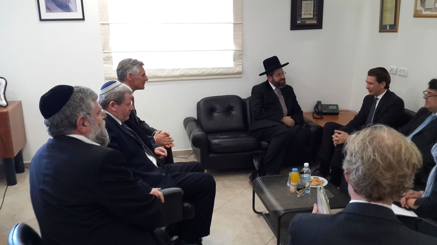 הרב דוד לאו נועד עם שר החוץ האוסטרי סבסטיאן קורץ וקיבל הגדה מעוצבת