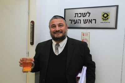 בית שמש: משה אבוטבול לא ערך מימונה, חגג בבתי התושבים