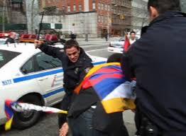 מבוכה: הקמפיין החיובי של משטרת ניו יורק הפך לאלים