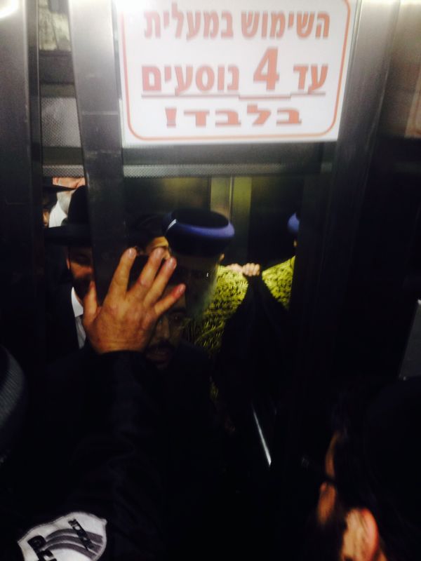 צפו: הרב יצחק יוסף מחולץ ממעלית תקועה