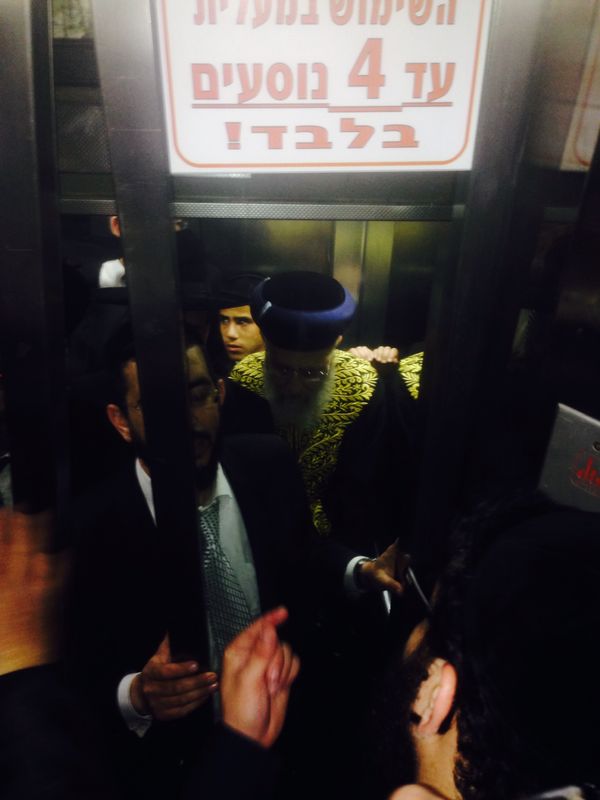 צפו: הרב יצחק יוסף מחולץ ממעלית תקועה