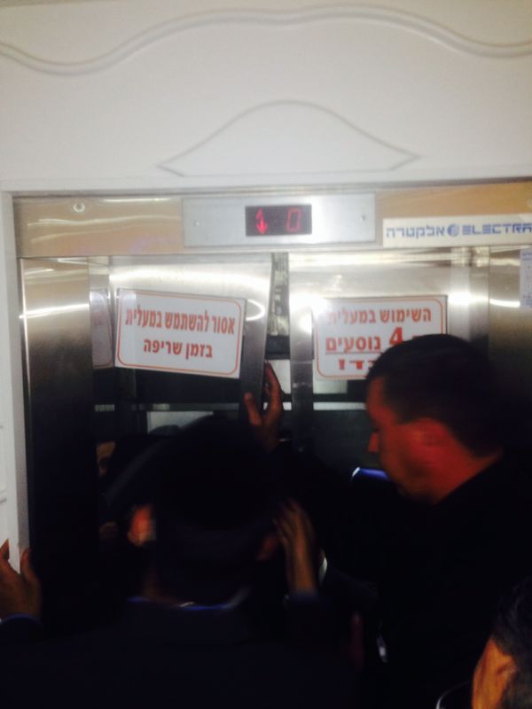 צפו: הרב יצחק יוסף מחולץ ממעלית תקועה