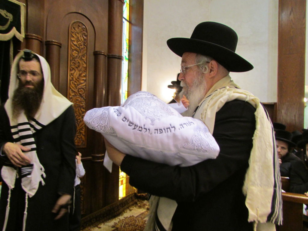 תיעוד: גאב"ד 'העדה' בברית לנכד הגר"מ גרוס, הילד ה-17 במשפחה