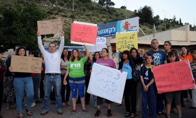 חילונים מפגינים בעד חילול שבת בצפת