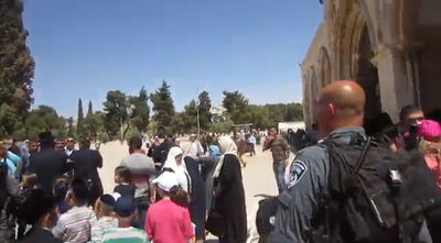 חרדים וילדים שעלו להר הבית הותקפו, המשטרה הייתה חסרת אונים • וידאו