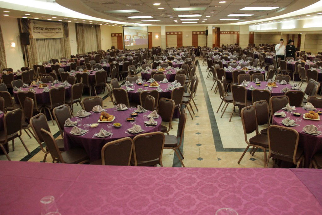 בוגרי פוניבז' התכנסו לעמוד לימין הישיבה • תמונות