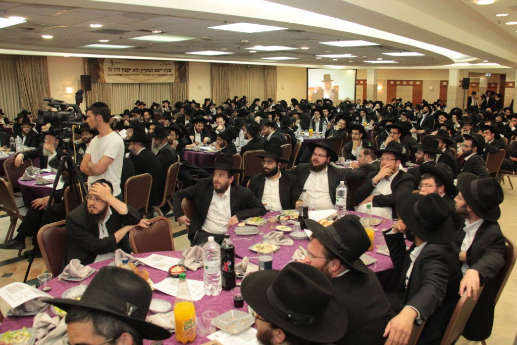 בוגרי פוניבז' התכנסו לעמוד לימין הישיבה • תמונות