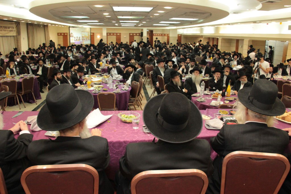 בוגרי פוניבז' התכנסו לעמוד לימין הישיבה • תמונות