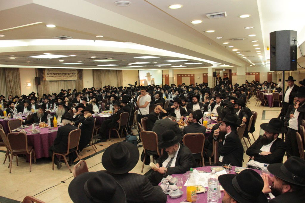 בוגרי פוניבז' התכנסו לעמוד לימין הישיבה • תמונות