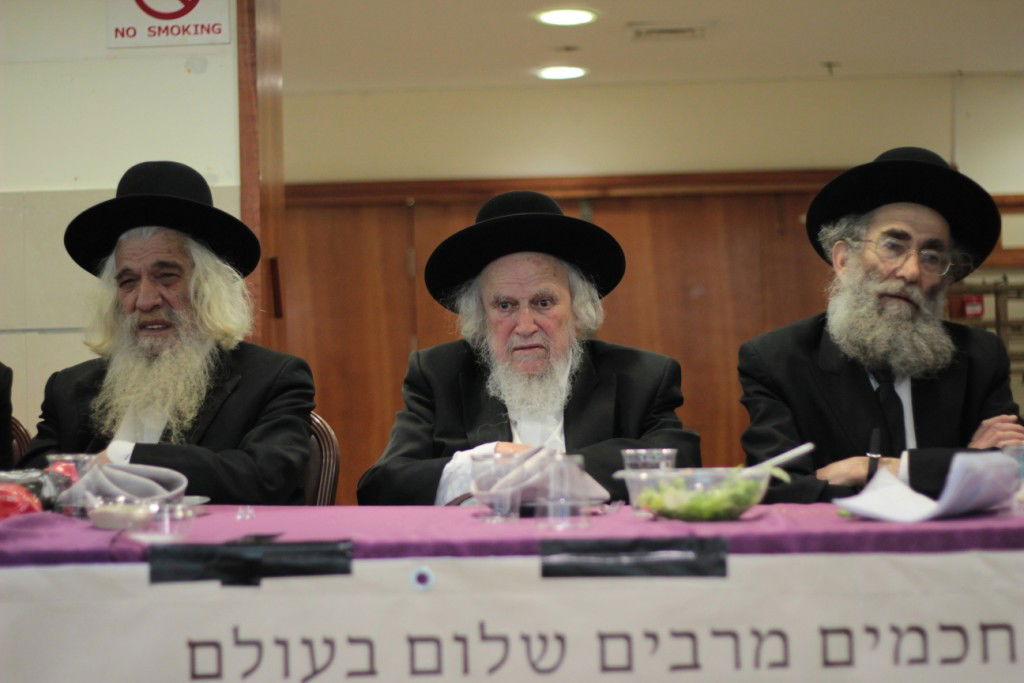 בוגרי פוניבז' התכנסו לעמוד לימין הישיבה • תמונות