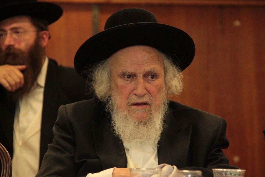 בוגרי פוניבז' התכנסו לעמוד לימין הישיבה • תמונות