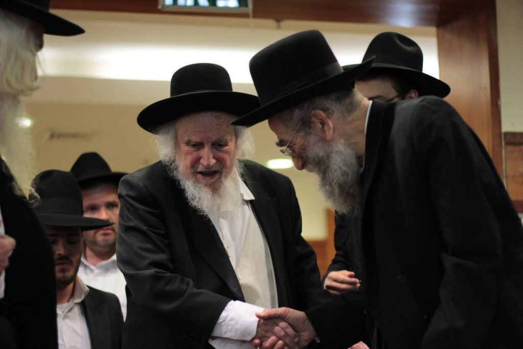 בוגרי פוניבז' התכנסו לעמוד לימין הישיבה • תמונות